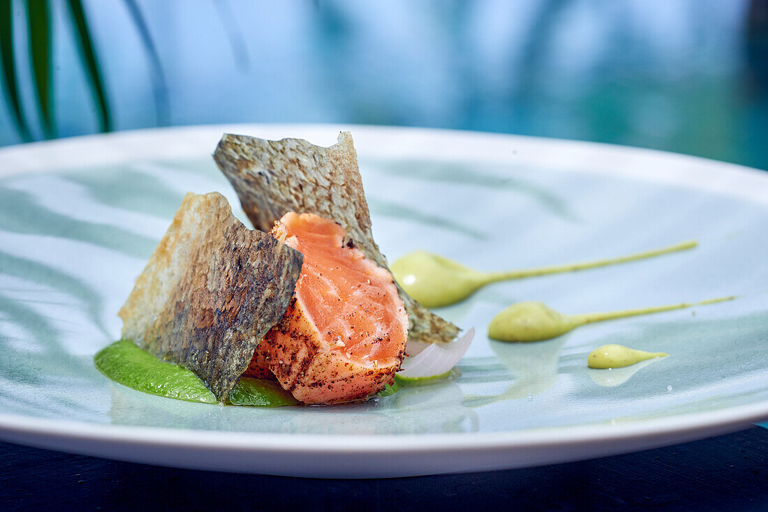 Salmon with guacamole and kiwi