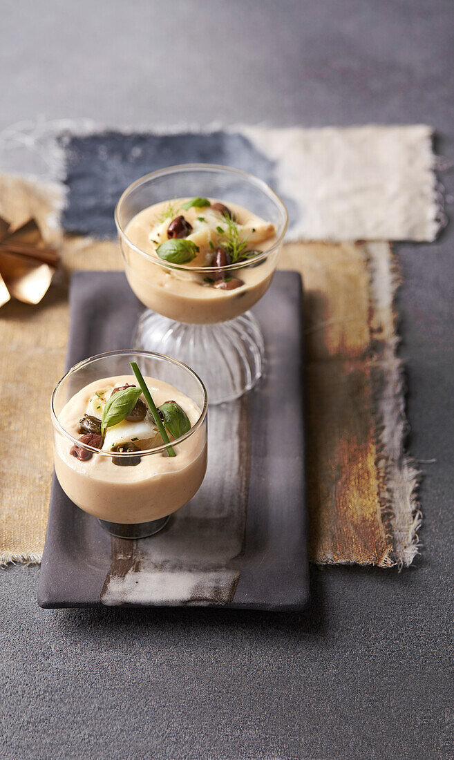 Stockfischsalat auf Kartoffelcreme serviert im Glas (Weihnachten)