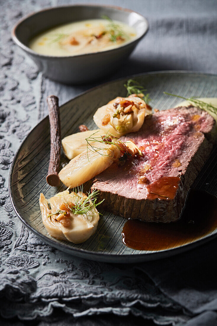 Mit Lakritz mariniertes Roastbeef an Fenchelgemüse