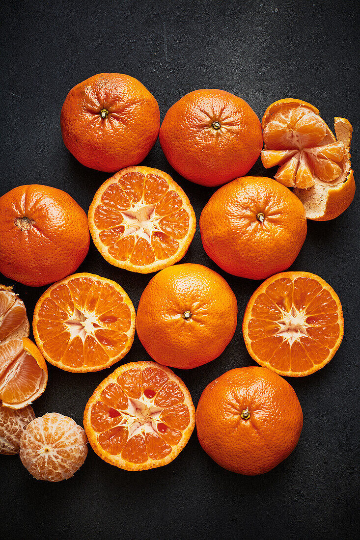 Clementinen, ganz, halbiert und geschält