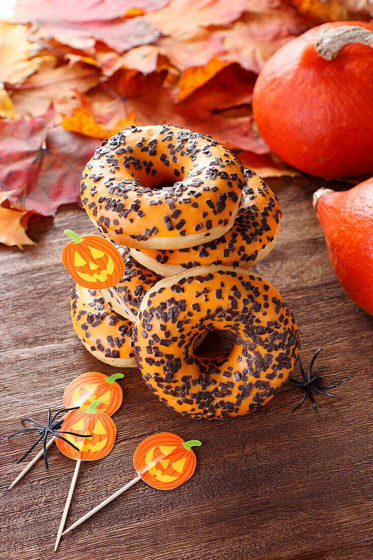 Schokoladen-Donuts mit orangefarbenem Zuckerguss für Halloween