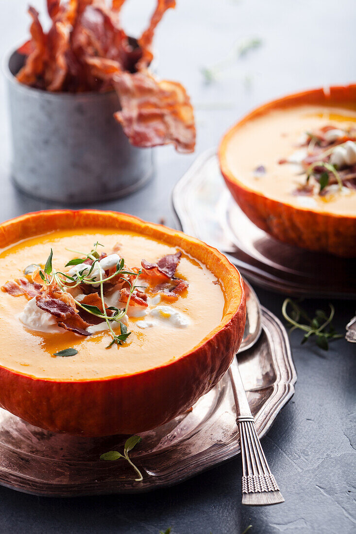 Kürbissuppe mit Hüttenkäse und gebratenem Speck