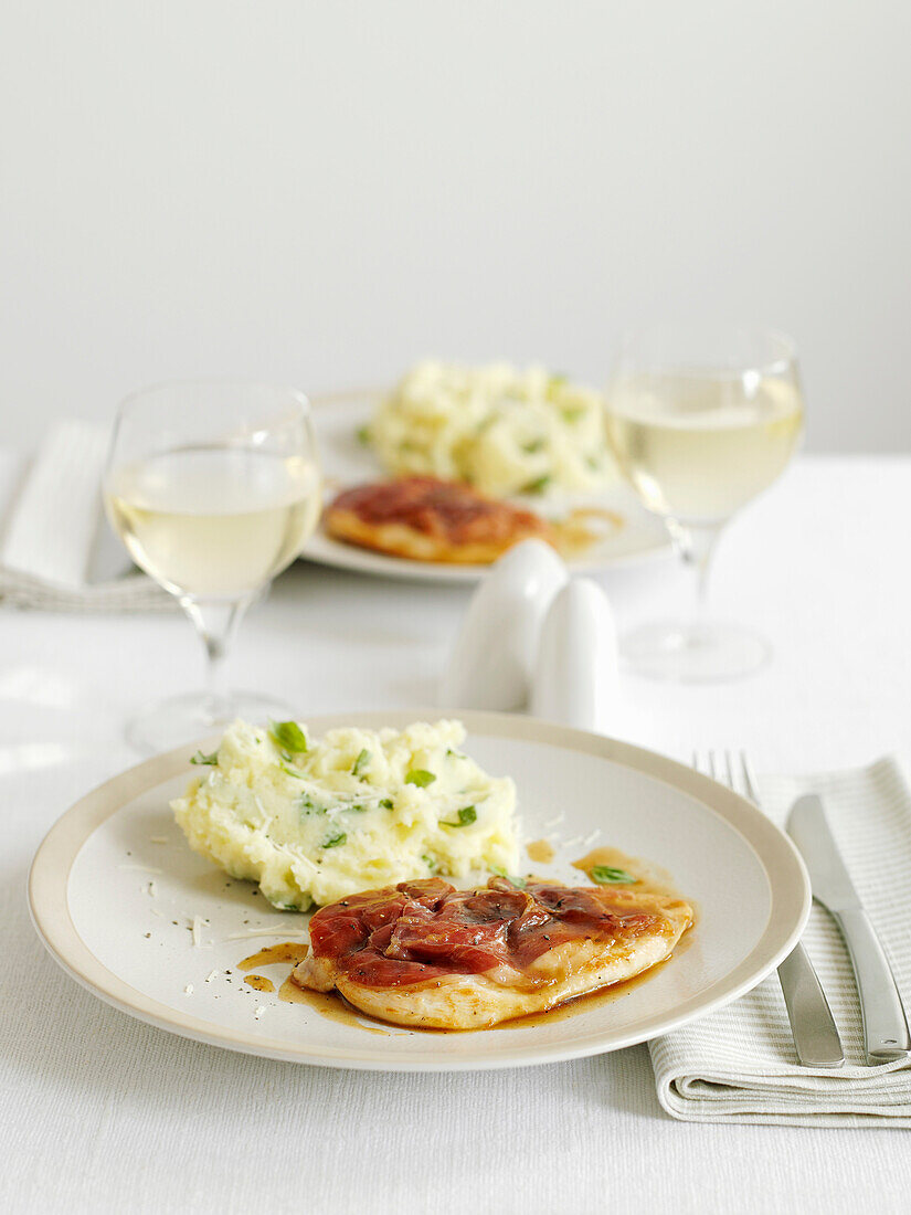 Hähnchen-Saltimbocca mit Basilikum-Kartoffelpüree