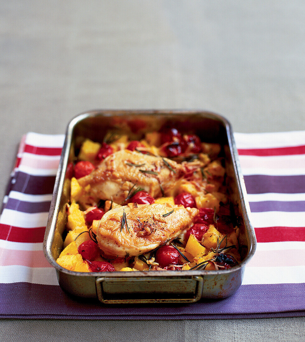 Knuspriges italienisches Hähnchen mit Polenta und Tomaten