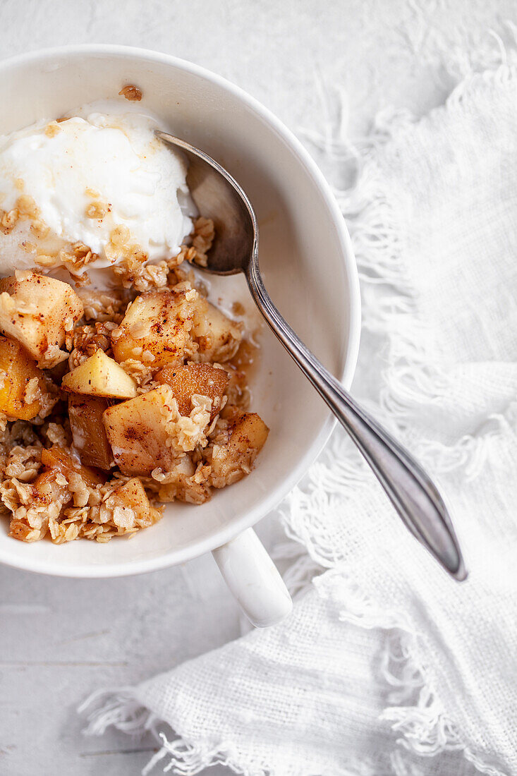 Apfel-Kaki-Crumble mit Vanilleeis