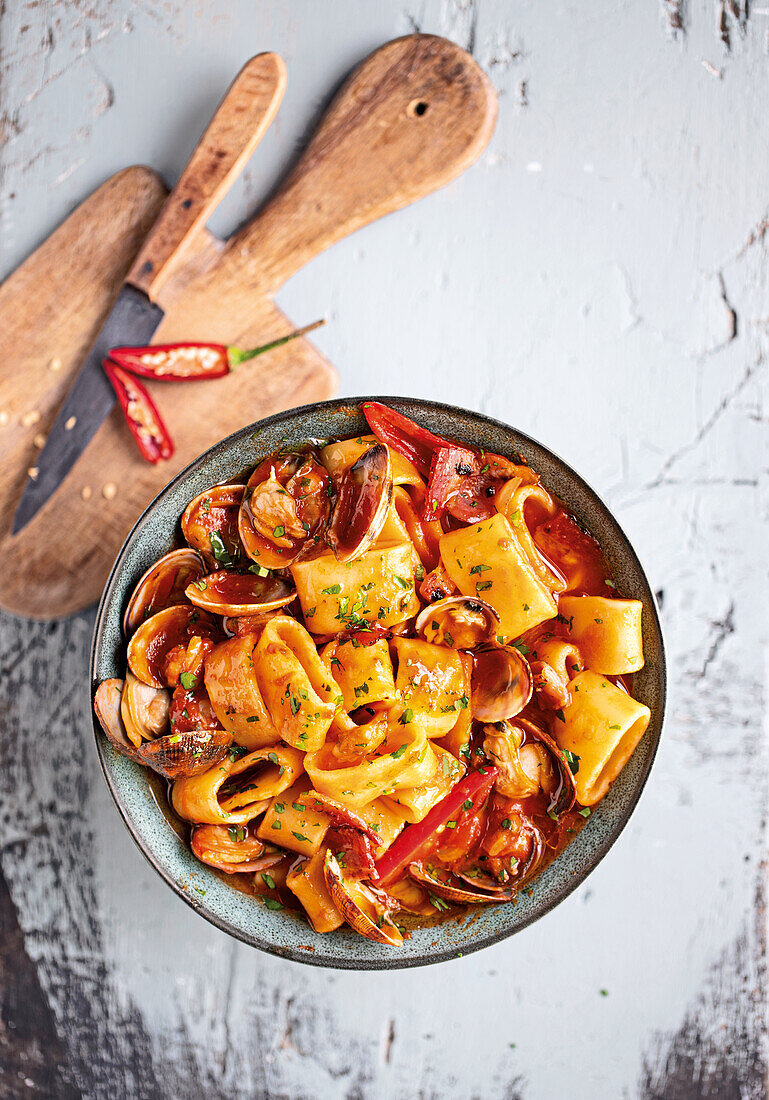 Calamarata-Nudeln mit Muscheln, Tomaten und Chili