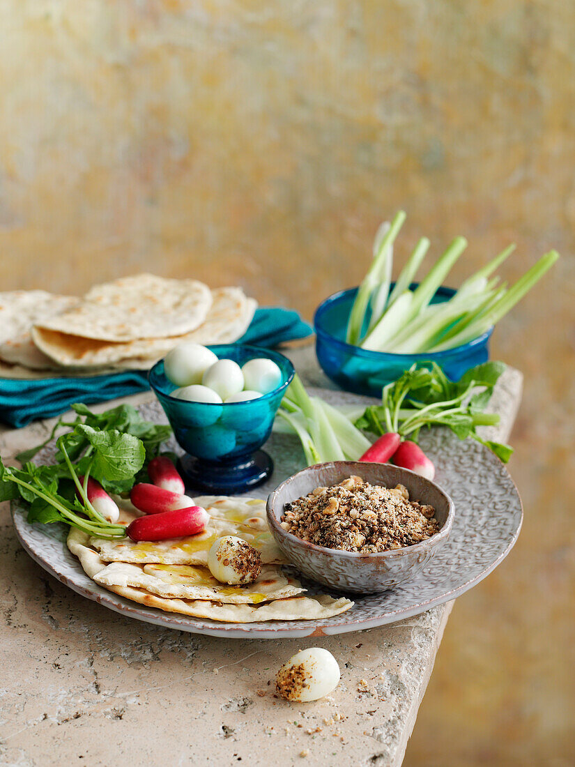 Dukkah mit gekochten Eiern, Gemüse und Fladenbrot