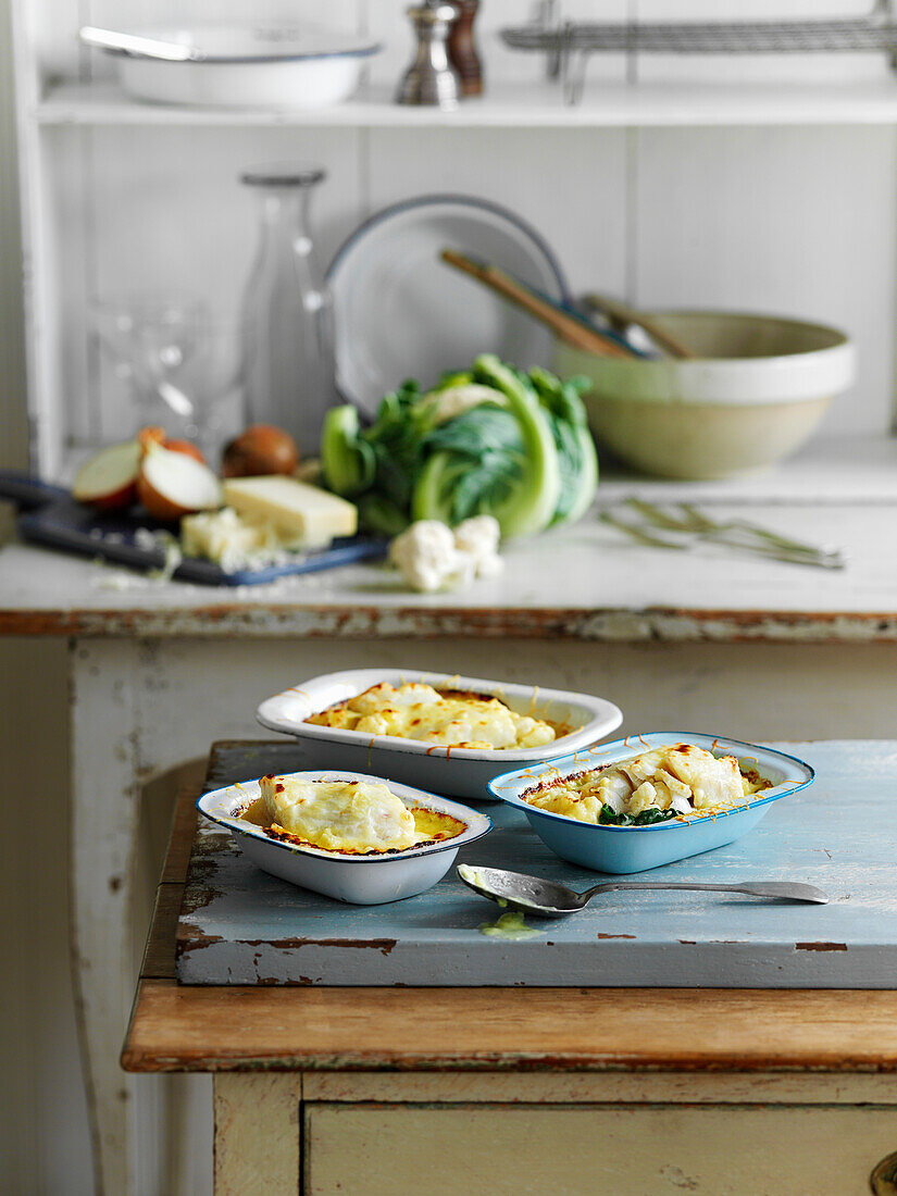 Gratin mit geräuchertem Schellfisch und Blumenkohl auf Tisch in der Küche