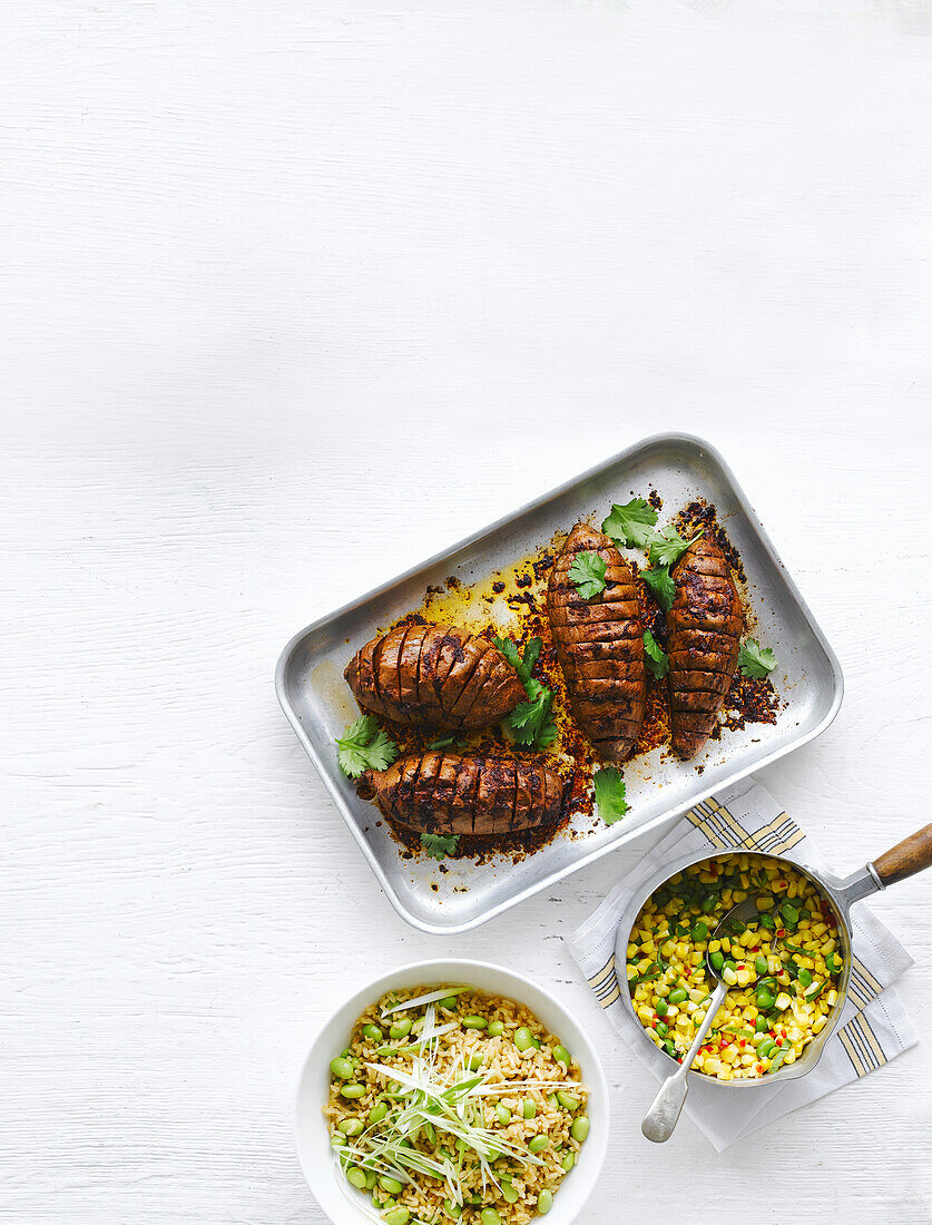 Chipotle-Hasselback-Süßkartoffeln mit Beilagen