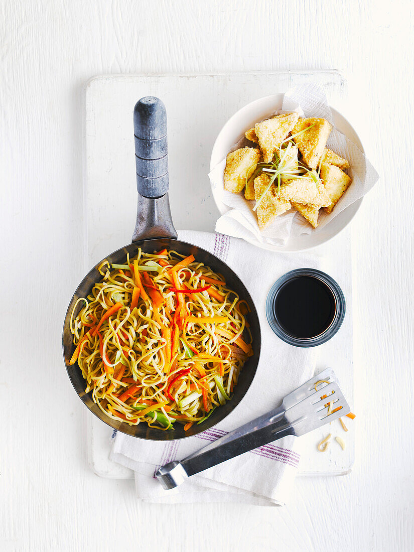 Nudeln mit Gemüse aus der Pfanne dazu Sesam-Tofu