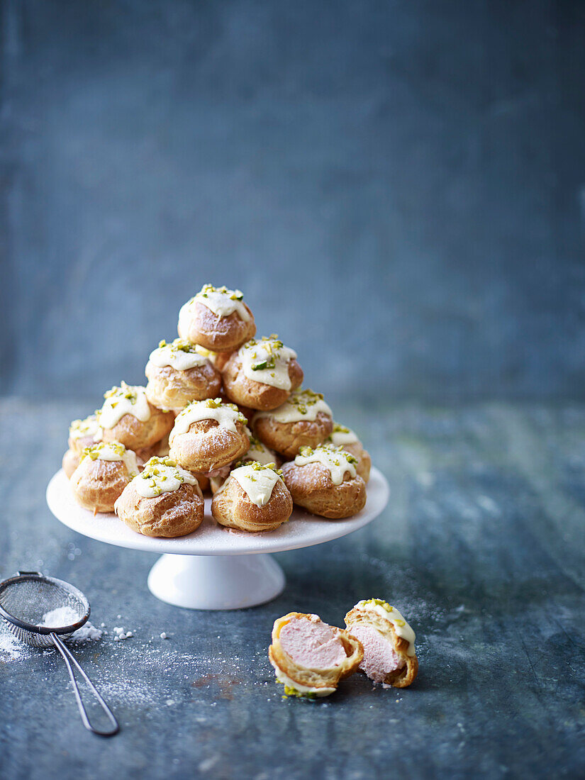 Profiteroles mit Himbeercreme, weißer Schokolade und Pistazien