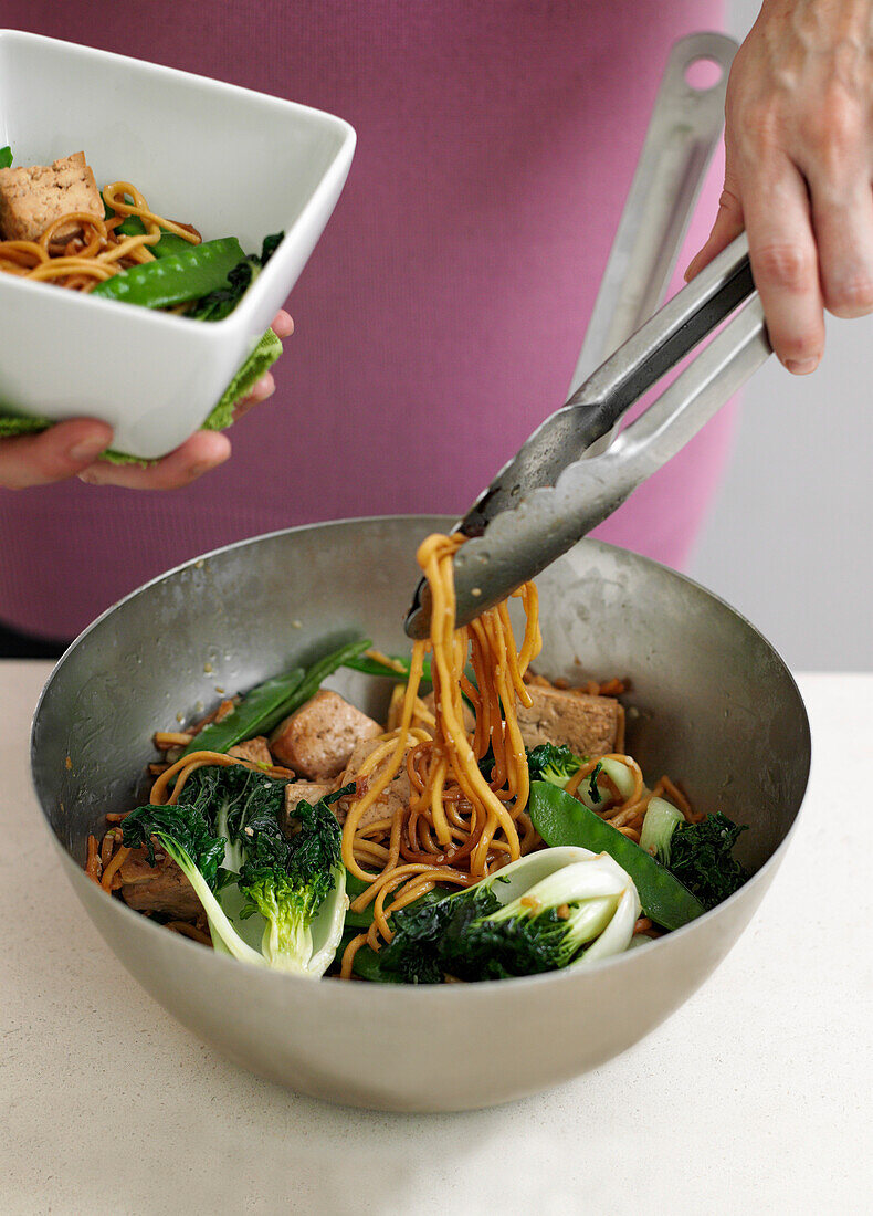 Sesame noodles with tofu and vegetables