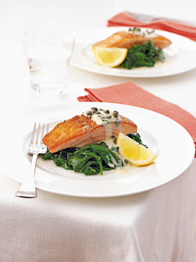 Salmon with spinach and tartar cream