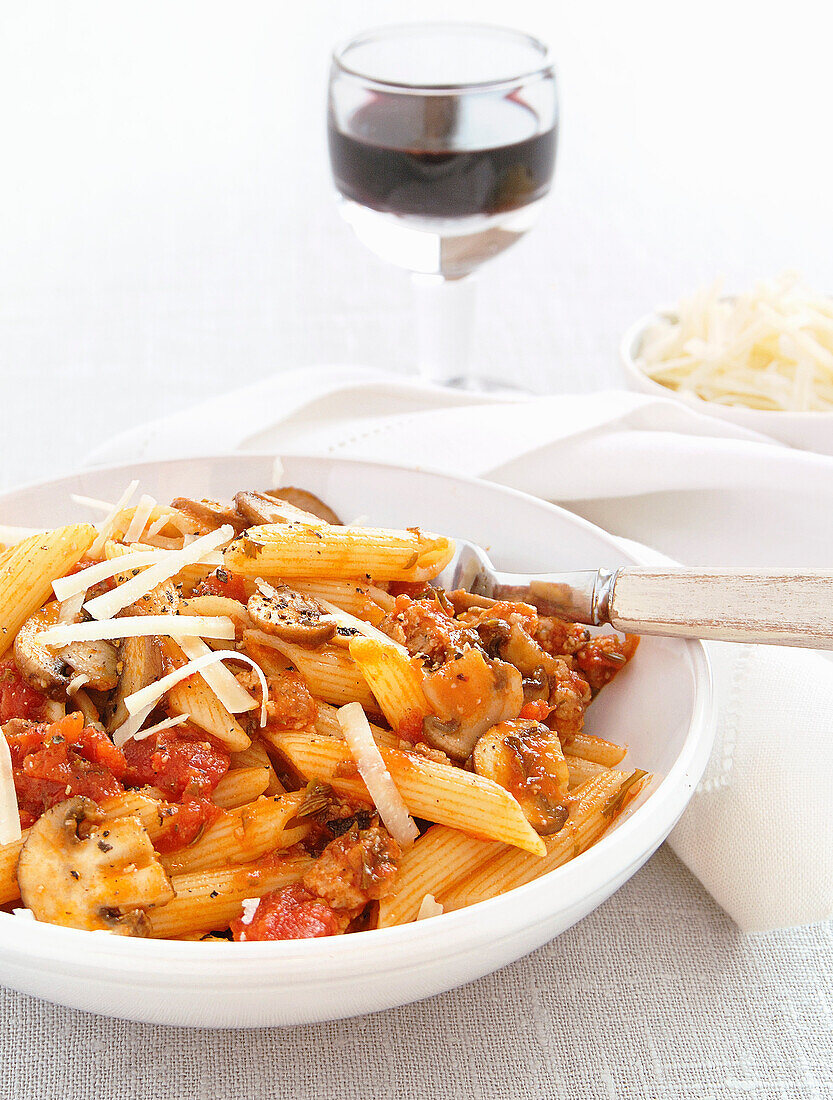 Penne mit schneller Wurst-Bolognese