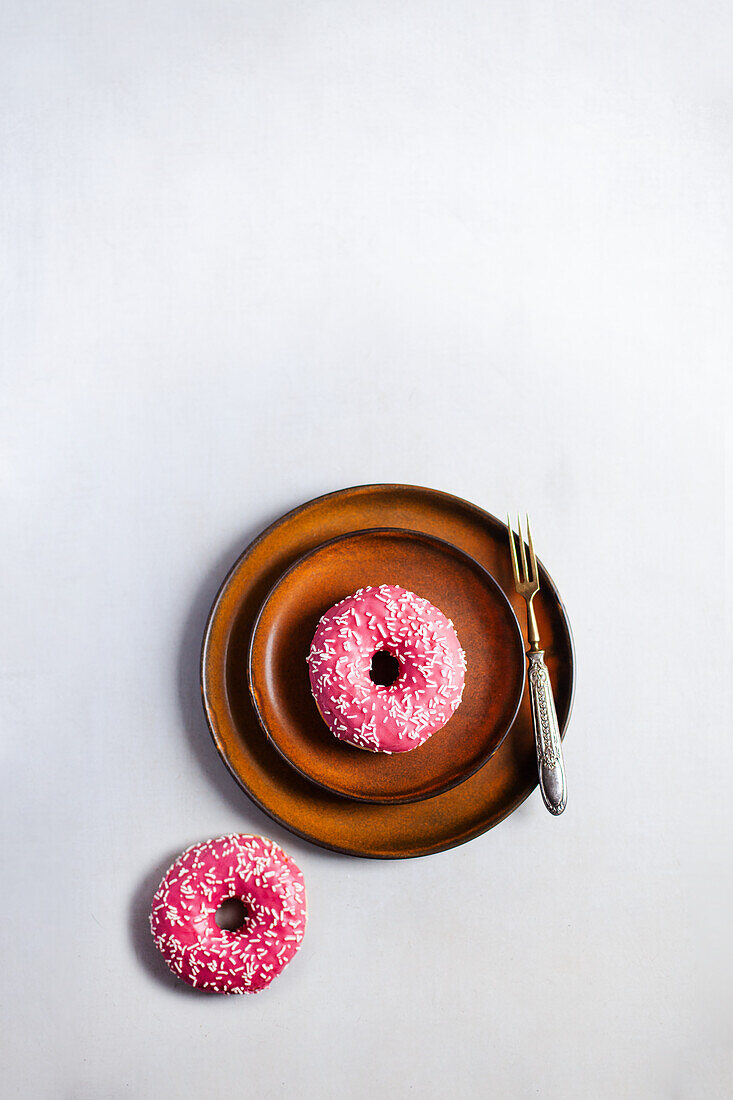 Zwei Donuts mit rosa Zuckerglasur