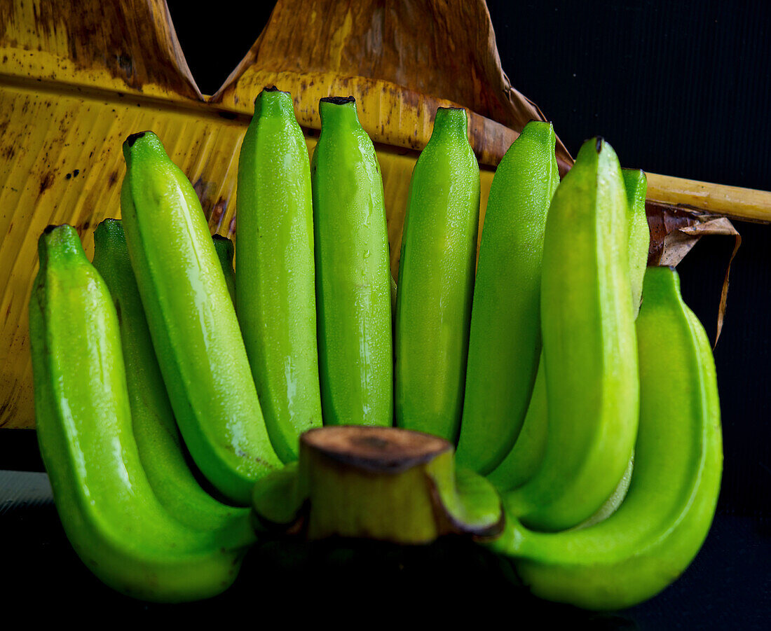 Grüne Bananen mit Wassertropfen (Thailand)