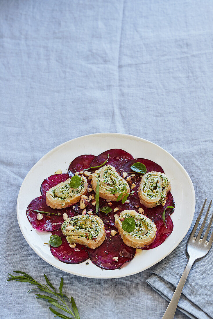 Vegane Crespelle auf Rote-Bete-Salat