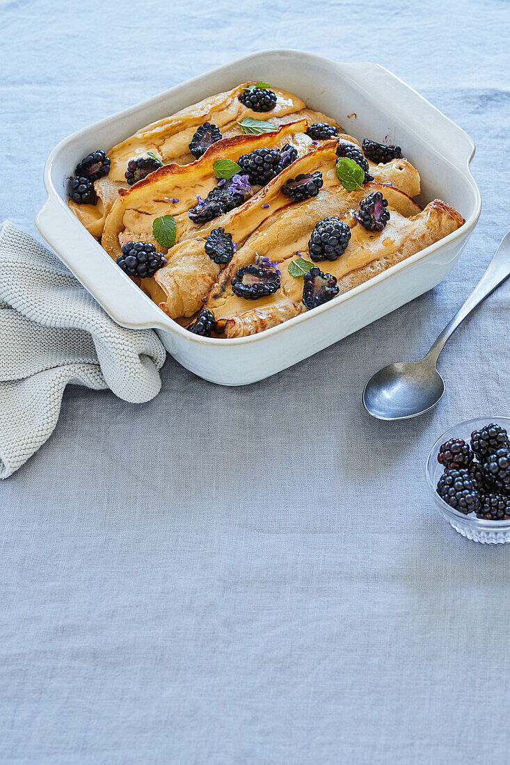 Veganer süßer Pfannkuchenauflauf mit Brombeeren