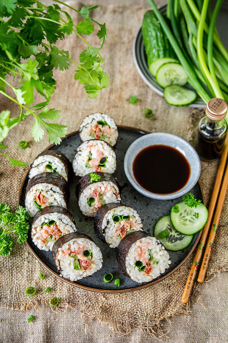 Maki-Sushi mit Räucherlachs