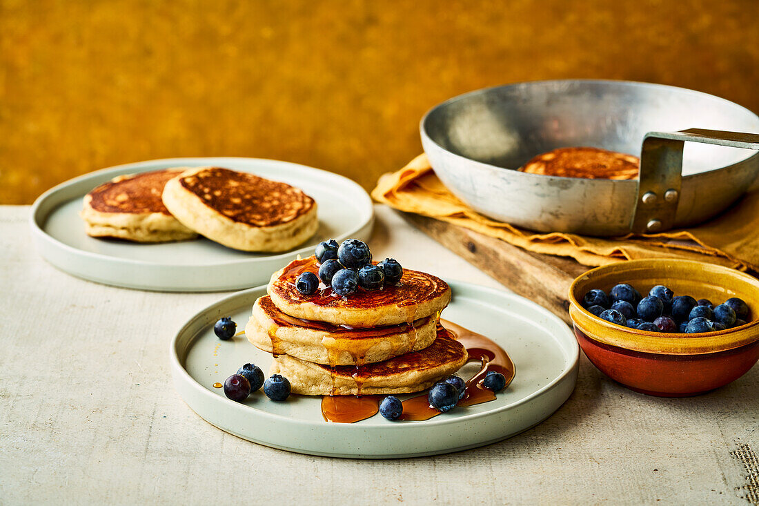 Buchweizen-Pancakes mit Ahornsirup und Blaubeeren