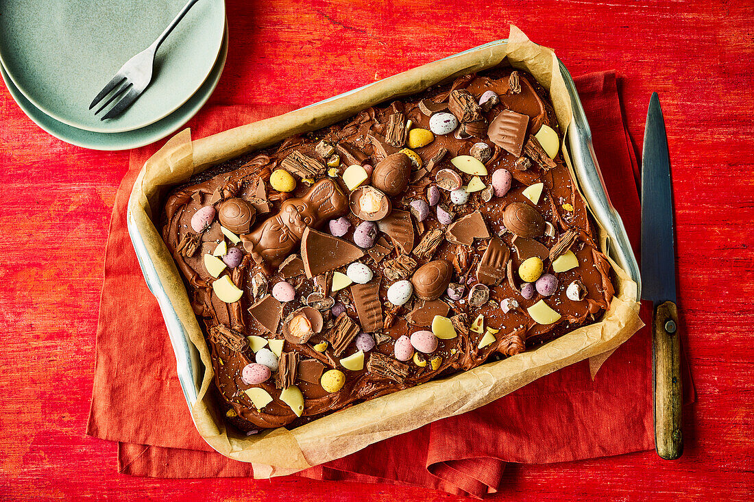 Osterkuchen verziert mit Ostersüßigkeiten