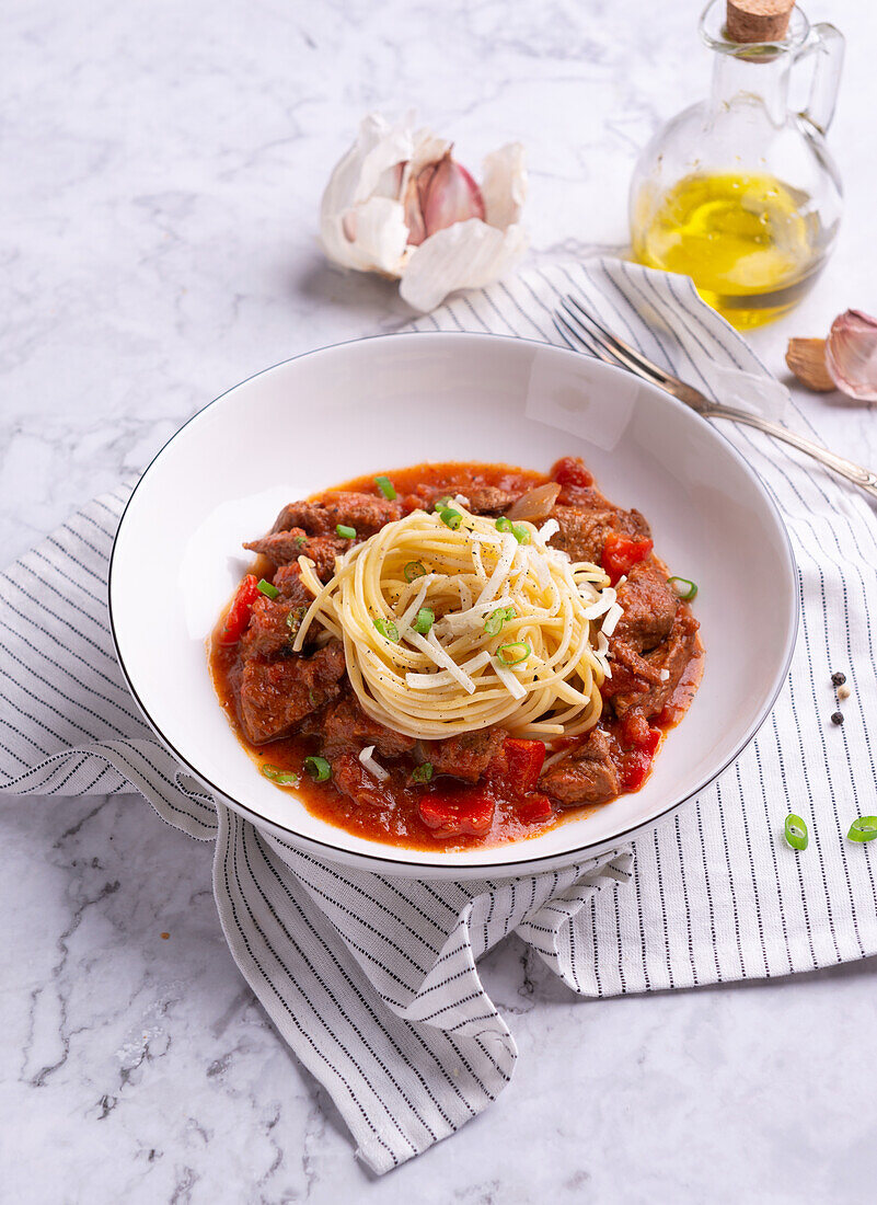 Spaghetti mit Seitan-Paprika-Gulasch, vegan