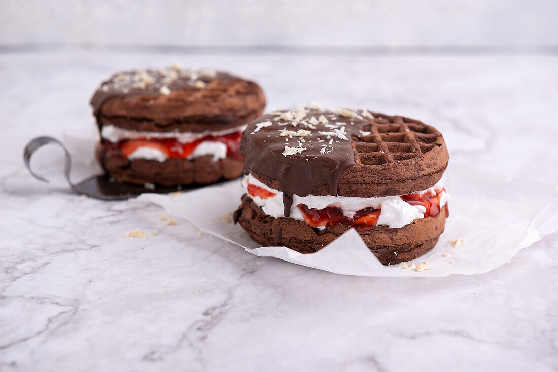 Vegane Schokowaffeln mit weißer Schokoladencreme, Erdbeerkonfitüre und Zartbitterglasur