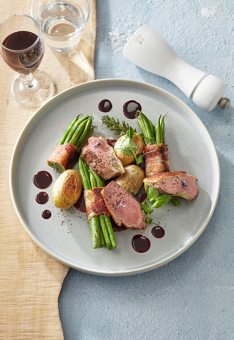 Sous-Vide Honig-Entenbrust mit grünen Bohnen und Kartoffeln