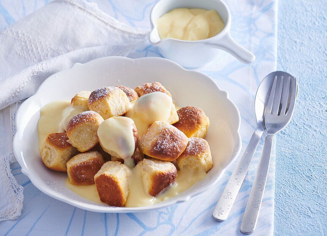 Kleine Buchteln mit Vanillesauce