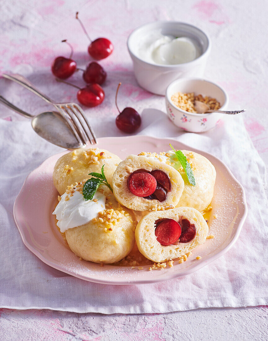 Süße Knödel mit Kirschfüllung