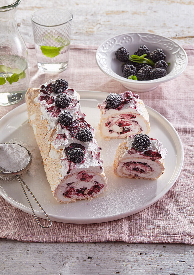 Baiser-Sahne-Rolle mit Brombeeren