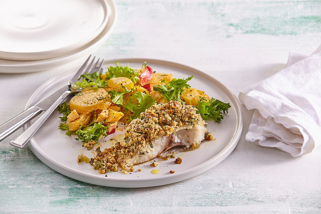 Karpfenfilet mit Walnusskruste und Apfel-Kartoffelsalat