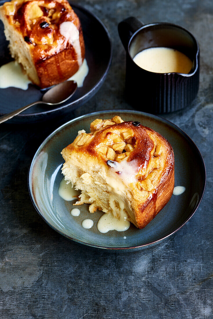 Apple bun cake with brandy-vanilla sauce