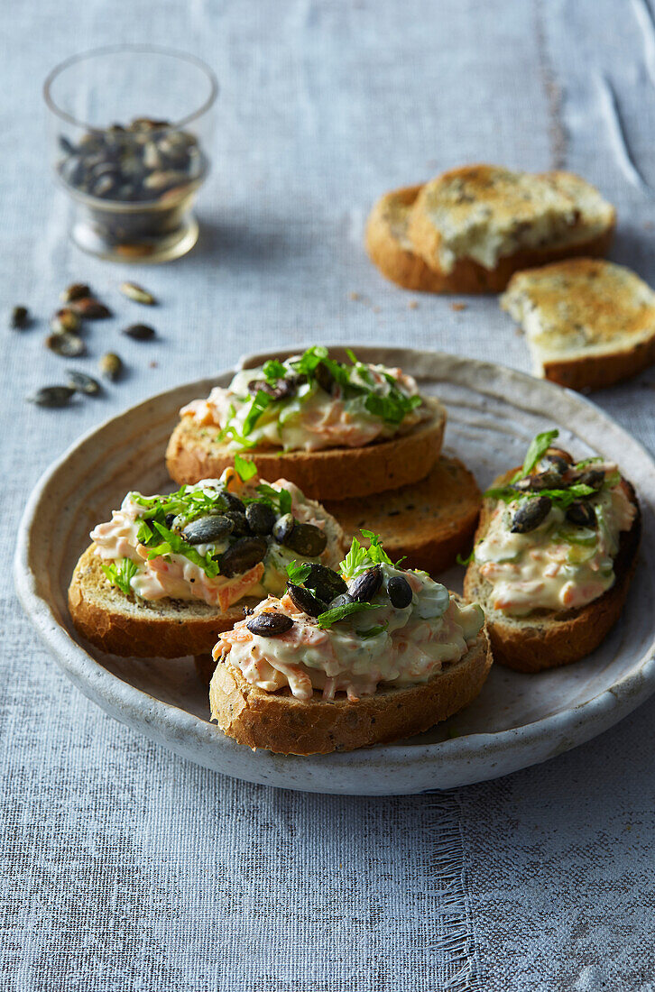 Möhren-Quarkaufstrich auf geröstetem Brot