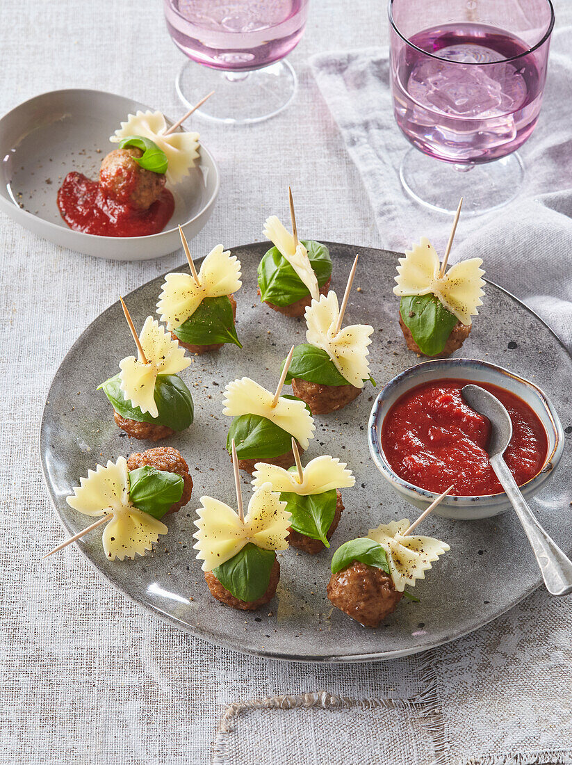 Italienische Hackbällchen-Nudel-Häppchen mit Tomaten-Dip