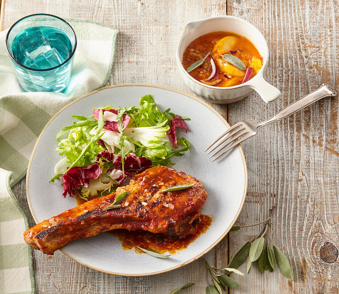 Gegrillte Schweinekoteletts mit Ahornsirupglasur und Fruchtchutney