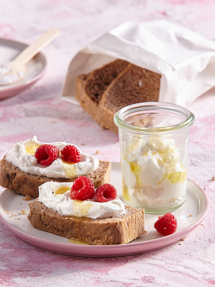 Zitronen-Bananenbrot mit Ricotta und Honig