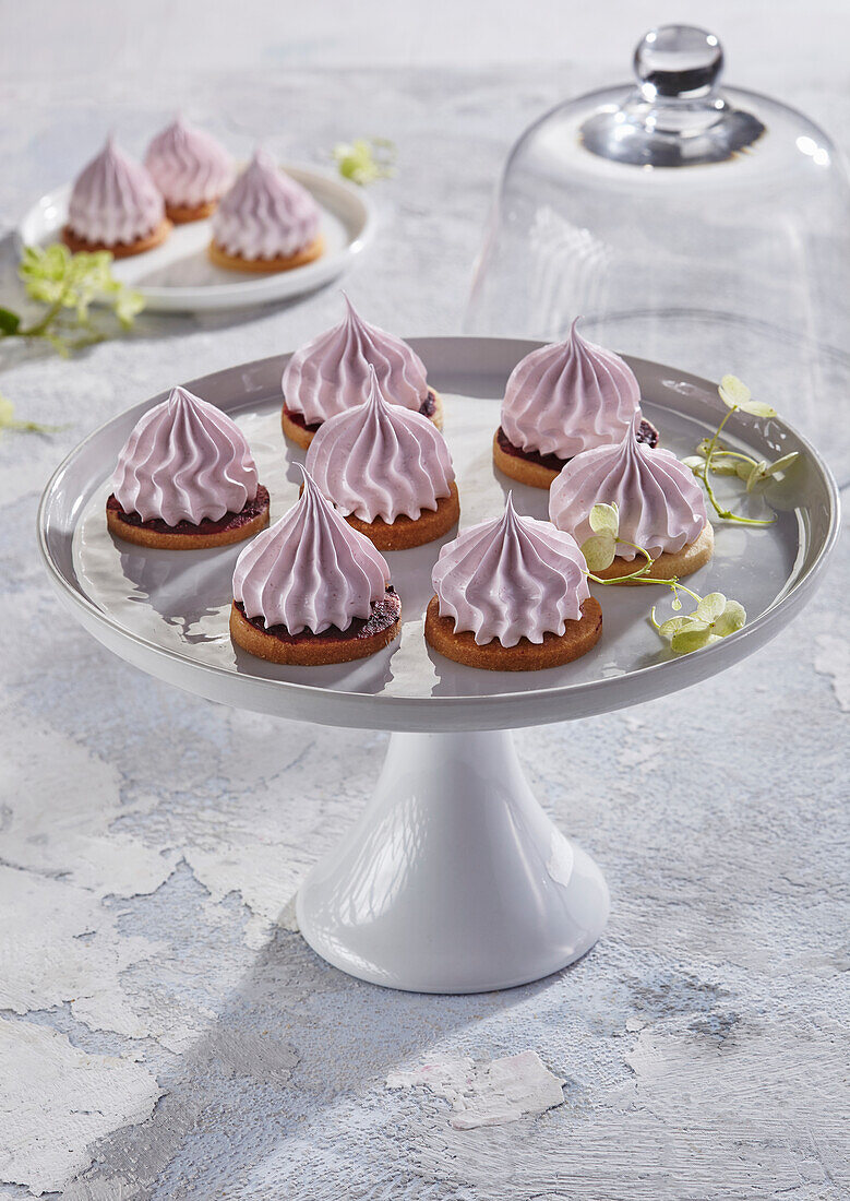 Meringue cookies with raspberry jam