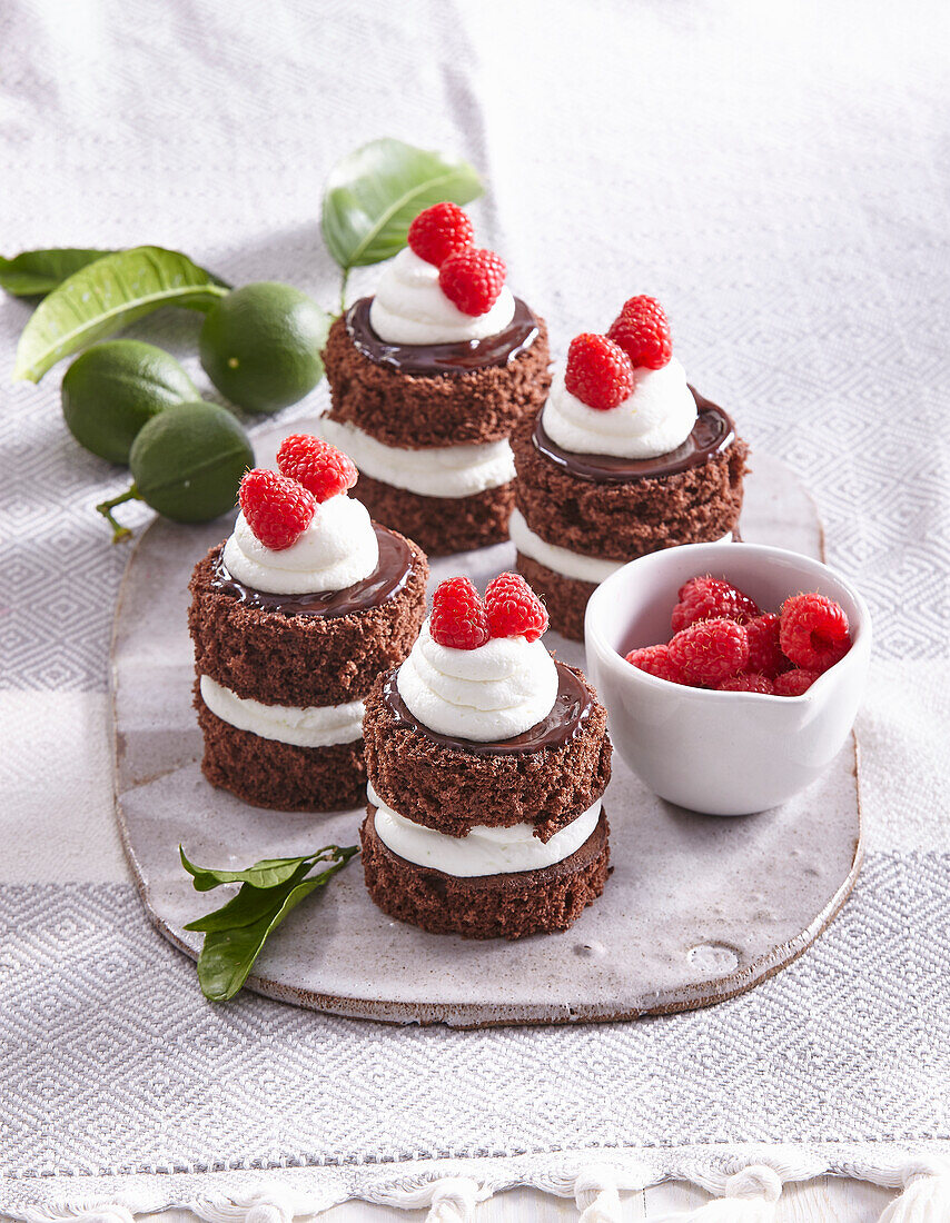 Mini-Schokoladenkuchen mit Limettencreme