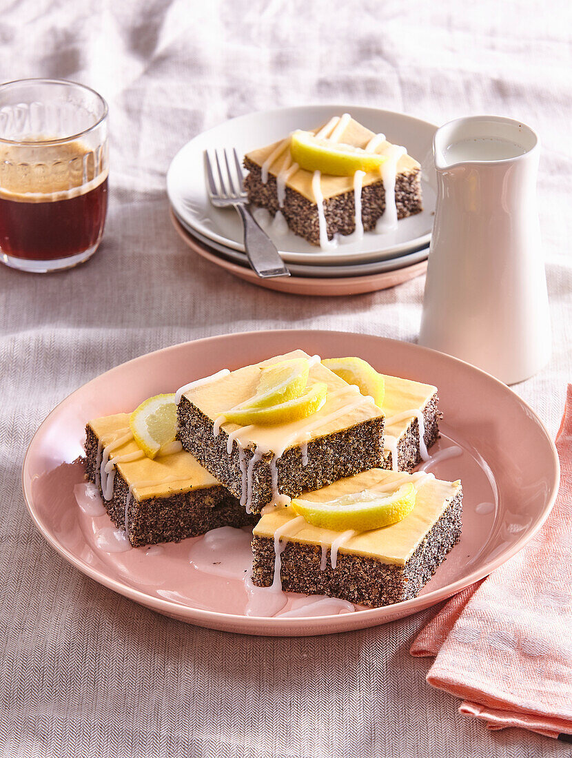 Mohnkuchen mit Zitronen-Zuckerguss – Bilder kaufen – 13695378 StockFood