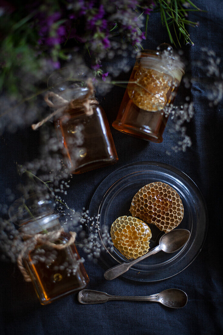 Honigwaben und Honig in Gläsern