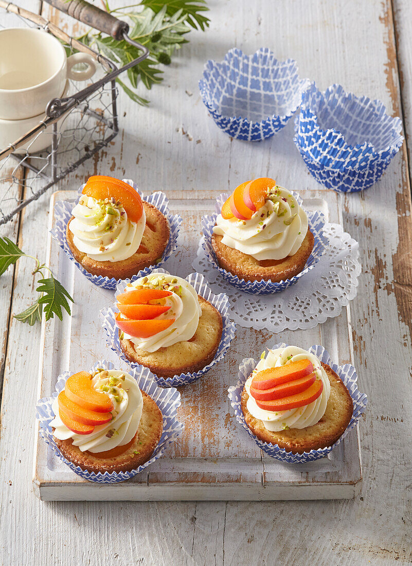 Aprikosen-Cupcakes mit Sahne