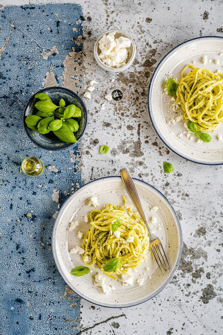 Nudeln mit Pesto und Feta-Käse