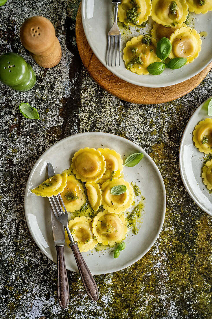 Ravioli mit Pesto