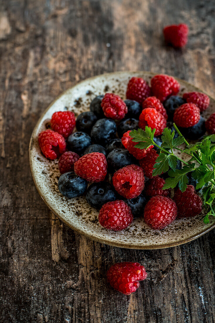 Himbeeren und Heidelbeeren auf einem Teller