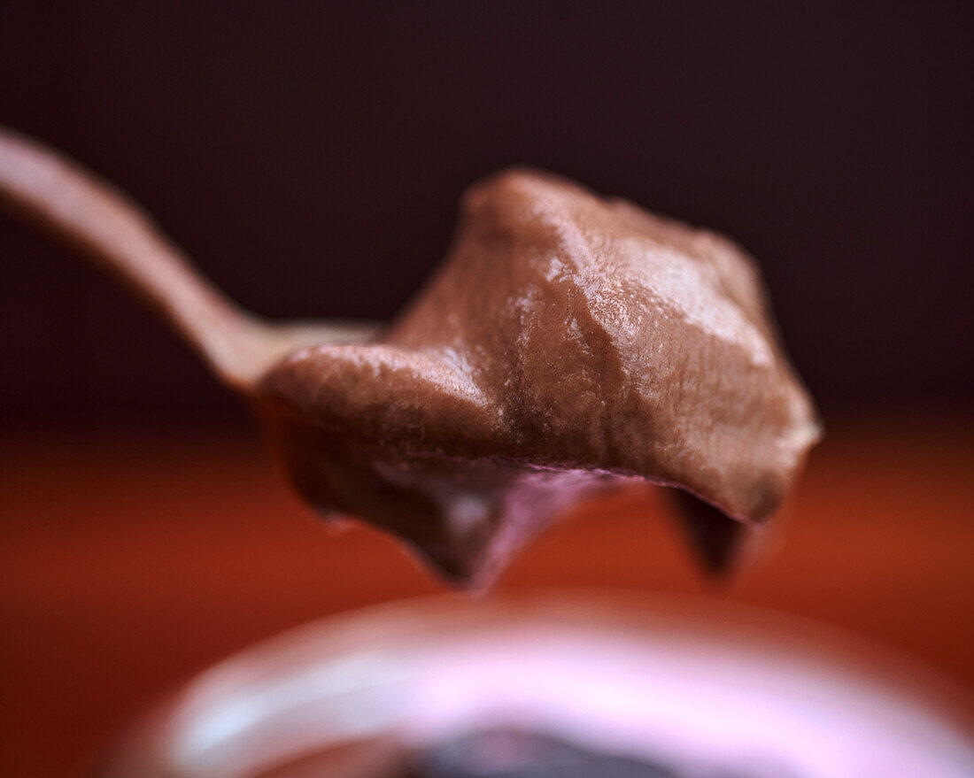 Schokoladen-Vanille-Pudding auf Löffel