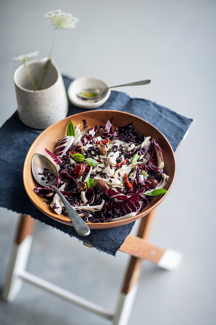 Schwarzer Reis mit Hühnchen, Radicchio und Oliven