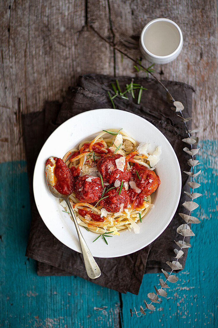Bucatini mit Fleischbällchen in Tomatensauce
