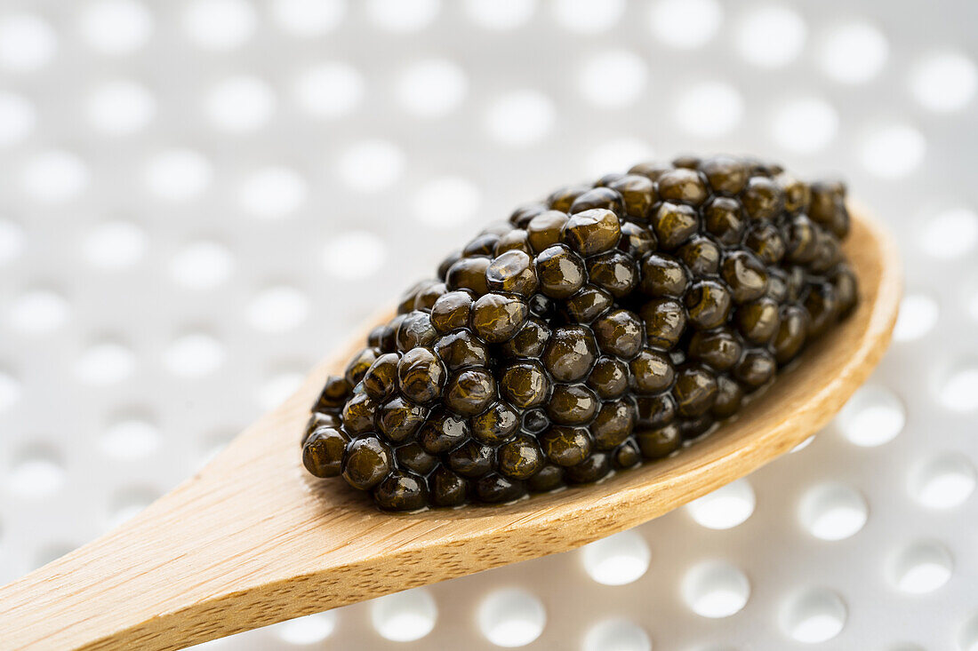 Kaviar auf Holzlöffel