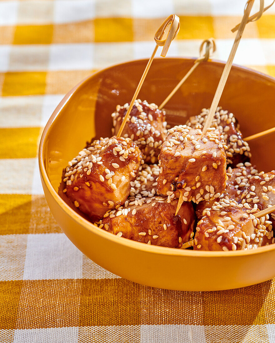 Tuna skewers with sesame seeds